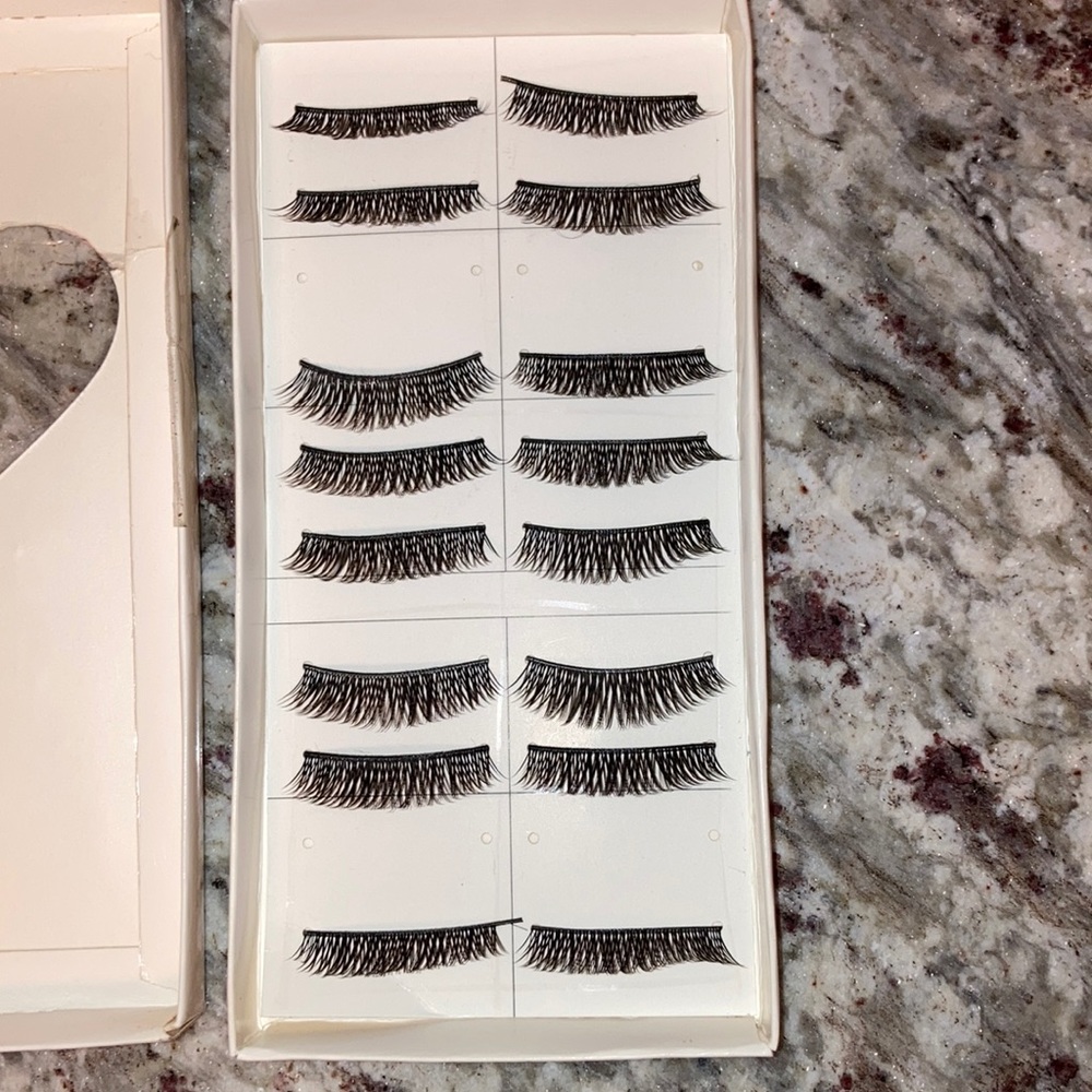 8 pairs of lashes